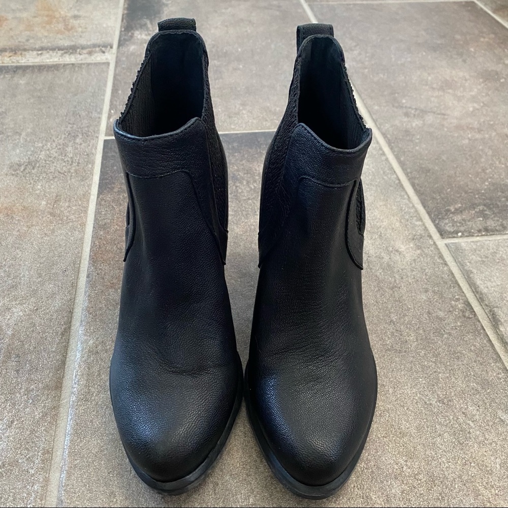 UGG Size 7 Leather Fleece-Lined Bootie